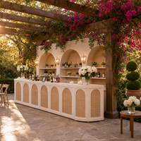 Comptoir de bar modulaire en rotin tressé style bohème avec étagères en bois pour événements, fêtes et banquets en extérieur (location)