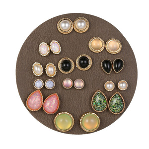 Orecchini a bottone Vintage Set Clip su orecchini in pietra occhio di gatto turco in resina - Product Image 1