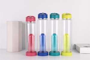 Borraccia sportiva in plastica senza BPA Madou 550ml con infusore di frutta e spremuta diretta <span class=keywords><strong>per</strong></span> attività all'aperto in <span class=keywords><strong>palestra</strong></span> - Product Image 2