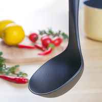 Louche à soupe en nylon résistant à la chaleur de bonne qualité pour servir des accessoires de cuisine d'ustensiles élégants stockés