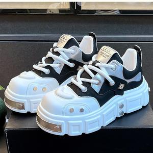 รองเท้าลำลองผู้ชาย M6177 รุ่นใหม่สำหรับฤดูใบไม้ร่วง พื้นหนา สไตล์ Dad Shoes แบรนด์ยุโรปสุดเทรนด์ ตกแต่งหมุดพังก์ เพิ่มความสูงด้วยพื้นเสริมภายในแบบซ่อน - Product Image 4