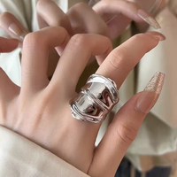 Tendance de la mode Bague à nœuds en métal plissé brillant pour femmes