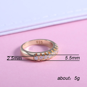 Anello con Barra di Cristallo Geometrica a Fila Singola per Donne, Tono Dorato, Accessorio Minimalista per Uso Quotidiano - Product Image 5