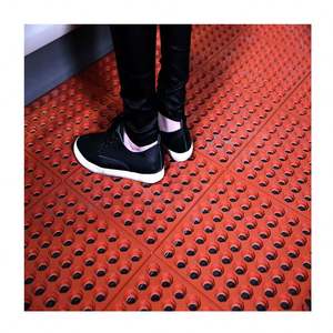 Alfombrilla de goma de piso antifatiga entrelazada con agujeros - Product Image 1