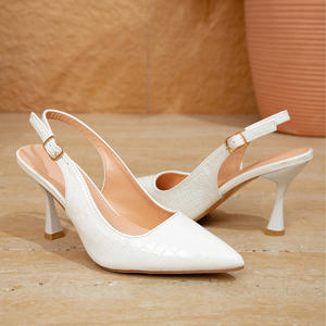 Nuovo Stile di Sandalo Bianco con Motivo a Coccodrillo, Punta Affusolata e Chiusura Aperta sul Retro, Scarpa Versatile e di Nicchia - Product Image 2