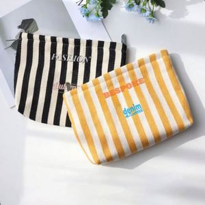 Sacs cosmétiques personnalisés de haute qualité pour femmes, fabricants de sacs cosmétiques en toile, sac de shopping tendance avec logo imprimé sur mesure - Product Image 3