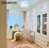 Conception de dressing moderne de luxe sur mesure avec organisation intégrée pour chambres d'appartement, pour projets d'ingénierie et de fourniture.