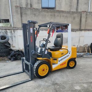 Chariot élévateur diesel d'occasion TCM FD30 de 3 tonnes avec mât à deux étages, moteur Isuzu, pneus pleins - Product Image 2
