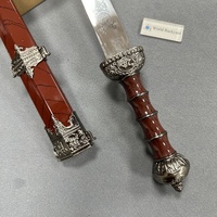 Épée historique médiévale gravée, type couteau de boucher, inspirée des Romains, des Vikings et des Chevaliers, avec fourreau rouge, modèle miniature professionnel