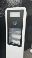 Kiosque photo moderne blanc avec iPad pour événements d'entreprise, mariages et photographie de fête.