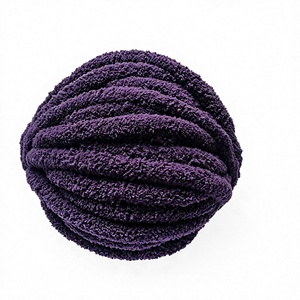 Fil à tricoter en chenille géant 100 % polyester, livraison gratuite, par Cynthia, 250 g par rouleau, vente en gros - Product Image 1