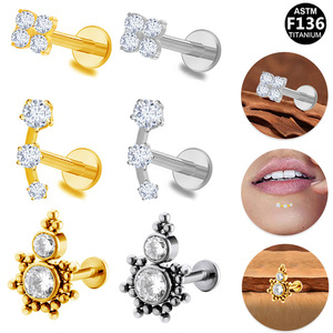 Boucles d'oreilles en titane avec design floral en zircone pour femmes, bijoux de piercing G23, titane ASTM F136 - Product Image 1