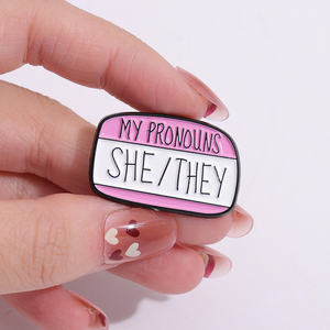 Mein Pronomen Sie Sie Er Sie Emaille Pins Benutzer definierte Persönliche Pronoun Broschen Revers Abzeichen Spaß Text Box Schmuck Geschenk Großhandel - Product Image 4