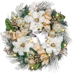 Guirlande <span class=keywords><strong>de</strong></span> <span class=keywords><strong>Noël</strong></span> pré-éclairée Valery Madelyn <span class=keywords><strong>de</strong></span> 24 pouces, blanche et dorée, avec magnolias et boules <span class=keywords><strong>de</strong></span> <span class=keywords><strong>Noël</strong></span>, pour montage sur porte, décoration extérieure - Product Image 1
