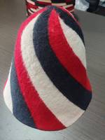 CZ069 Vente en gros Base de chapeau conique en feutre de poils de lapin rayé en spirale rouge, noir et blanc, vierge et non finie, pour la fabrication artisanale de chapeaux et la mercerie