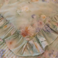 Parure de lit de luxe en pur coton avec jupe de lit plissée à bordure en dentelle, pour une ambiance de chambre de princesse rêveuse et romantique