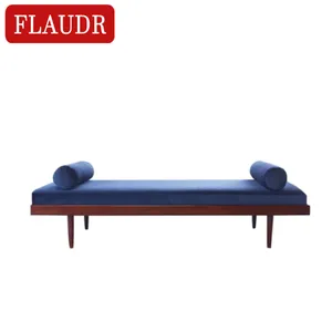 Banco de sala de estar con base de madera y superficie de tela azul puro, moderno, arte contemporáneo