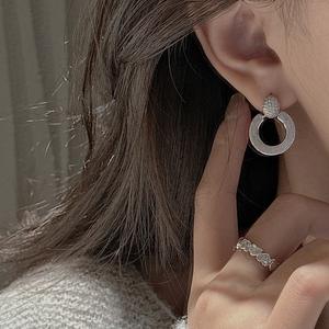 ต่างหูเงินแท้ S925 ดีไซน์เรียบง่ายทันสมัย ประดับเพชรซิคอนสไตล์วินเทจ รูปทรงเรขาคณิต ขัดเงาแบบกลม - Product Image 3