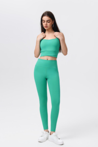 Conjunto deportivo para yoga y running, con top estilo sujetador y pantalones sin espalda con tirantes cruzados: cómodo y ajustado al cuerpo. - Product Image 4