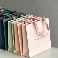 Sac cadeau en carton ivoire recyclable OEM avec impression de logo personnalisé, poignée et sérigraphie pour l'emballage de vêtements et de chaussures