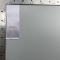 Étiquettes d'entretien en satin blanc imprimées recto-verso personnalisées 100% polyester pour vêtements