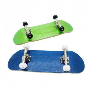 <span class=keywords><strong>Mini</strong></span> table <span class=keywords><strong>de</strong></span> jeu en bois d'érable avec logo personnalisé, <span class=keywords><strong>mini</strong></span> camion en métal, planche à roulettes pour doigts à utiliser avec des rampes - Product Image 3
