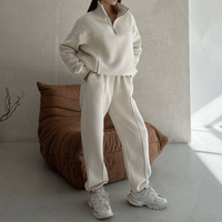 Ensemble de survêtement deux pièces blanc surdimensionné pour femme avec logo personnalisé OEM, comprenant un haut à col montant semi-zippé et un pantalon de survêtement