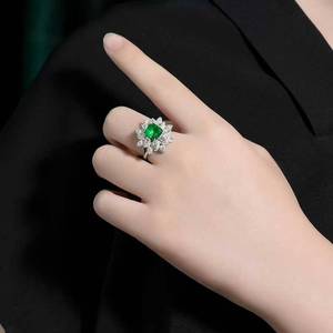 Anillo de Oro de 18K con Esmeralda Natural de 2.56ct, Corte Esmeralda Cuadrado, Piedra Central Rodeada por 193 Diamantes Brillantes con Halo Floral - Product Image 5