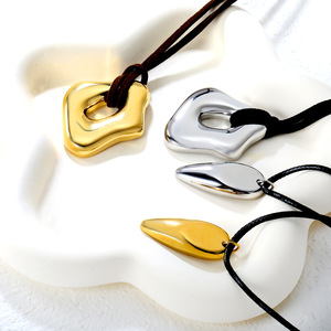 Collier avec pendentif irrégulier en acier inoxydable, cordon en cuir réglable, design géométrique pour femmes, bijoux à la mode - Product Image 1