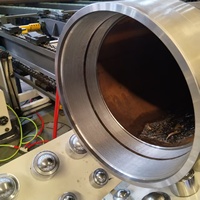 Torno CNC de Cama Inclinada HTC40s con Control FANUC y Husillos Dobles para Fabricación Automotriz, Equipo Médico, Energía, Construcción Naval, etc.
