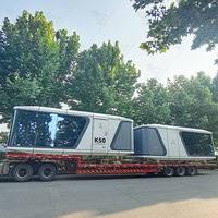Cabine intégrée de type capsule spatiale moderne, style B&B, avec décoration raffinée et équipement électroménager, au bord du lac, style influenceur internet
