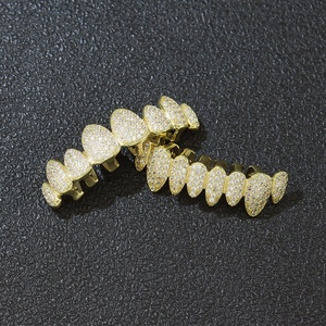 กำไลข้อมือฮิปฮอปแบบไม่สมมาตรแปดฟัน ชุบทอง ประดับเพชรซิร์คอนไมโครเพฟ ทองเหลืองชุบทอง 18K สำหรับผู้ชายและผู้หญิง - Product Image 3