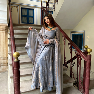 ชุดเสื้อผ้าไหมแฟนซีแบบ Anarkali ตกแต่งด้วยลูกปัดงานดีไซเนอร์ งานปักมือ และงานปักลายอย่างประณีต พร้อมกางเกง Plazzo และผ้าคลุมไหล่ ตัดเย็บสำเร็จพร้อมสวมใส่ - Product Image 1