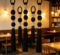 Décoration murale verticale moderne et glamour avec pompons, pompon en soie noire avec ruban champagne et rose poudré, accessoire mural pour la maison