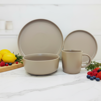 Service de vaisselle classique en céramique grès de luxe marron pour la maison, comprenant assiettes, bols, tasses, compatible micro-ondes, lave-vaisselle et four.