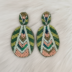 Boucles d'oreilles perlées traditionnelles avec broderie fine - Product Image 1