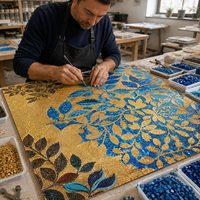Mosaïque murale florale dorée sur mesure de luxe, art mural artisanal pour la décoration intérieure du hall d'un hôtel de luxe