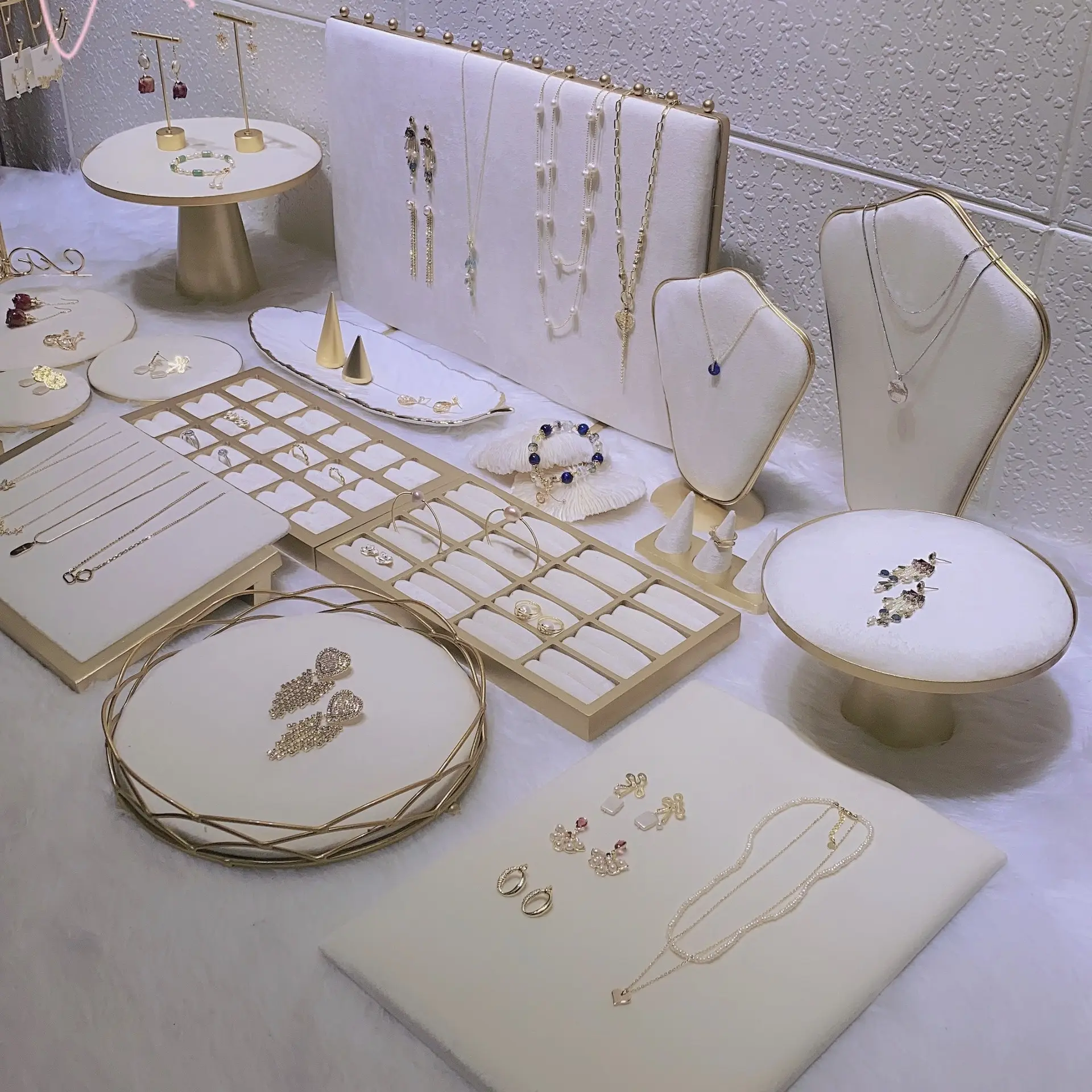 Exposition de bijoux en velours blanc avec logo, produits à forte demande, mode contractée, boîtes de présentation de bijoux personnalisées, 2022