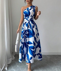 Robe longue fendue asymétrique sans manches à taille cintrée pour <span class=keywords><strong>femme</strong></span>, imprimé feuilles, amincissante, idéale pour les vacances - Product Image 2