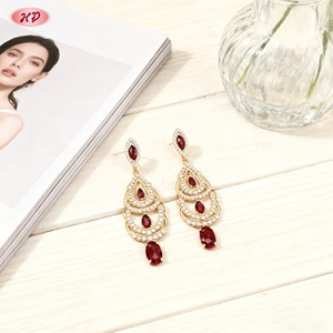 เฮงเดียน วินเทจ จิวเวลรี่ ขายส่ง ต่างหูทรงหยดน้ำประดับเพทายสีแดง ชุบทอง 18k สำหรับทุกเพศ เหมาะสำหรับงานปาร์ตี้ งานแต่งงาน และใส่ทำงาน - Product Image 4
