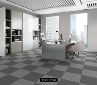 Tapis carré de bureau moderne de 50*50cm avec support en PVC polypropylène, pile à boucle rembourrée et style commercial tufté