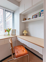 Bureau d'ordinateur mural personnalisé avec bibliothèque, portes en verre trempé, surface résistante à l'usure pour la télétravail familiale et la salle d'étude
