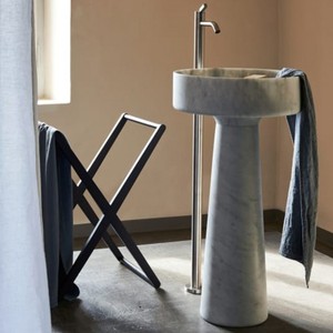 Agape X Toallero de piso de acero y bambú moderno de lujo con calentador Opción de estante simple o doble para baño o uso en hoteles - Product Image 3