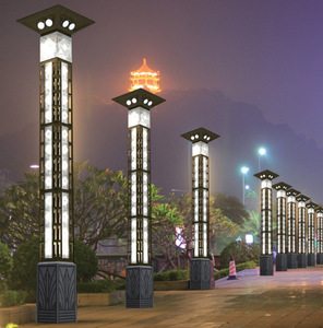 Lampadaire solaire LED d'extérieur avec poteau métallique et abat-jour en verre, lumière blanc chaud 2700K, IP66 résistant aux intempéries, détecteur de mouvement, intensité variable - Product Image 3