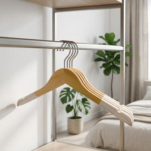 Cintres en bois naturel floqués, adaptés aux présentoirs de garde-robe modernes et minimalistes de haute qualité. Cintres en bois personnalisés avec logo. - Product Image 4