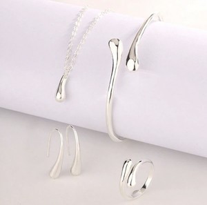 Conjunto de Joyería de Cuatro Piezas para Mujer, Estilo Punk, con Baño Electrolítico, Collar, Pulsera y Aretes con Diseño de Gota de Agua - Product Image 4