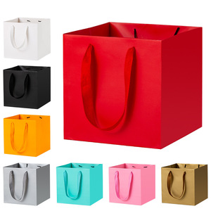 Sacs cadeaux en kraft de qualité supérieure, sacs en papier de style luxueux, sacs à main réutilisables, sacs d'emballage pour fleurs, sacs de shopping portables, sacs fourre-tout pour boutiques de cadeaux - Product Image 1