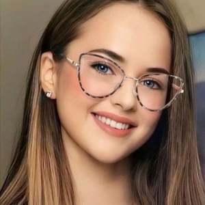 Gafas de Computadora con Marco Metálico Estilo Ojo de Gato 2025, Gafas Fotocromáticas para Mujer con Protección Anti Luz Azul - Product Image 2