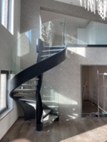 Escalier en verre rotatif à colonne centrale |   Marches en verre spiralées avec noyau central en acier