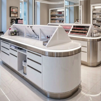 Comptoir de présentation incurvé pour cosmétiques et maquillage, avec finition en acier inoxydable, pour boutique et expérience de vente au détail, taille personnalisée